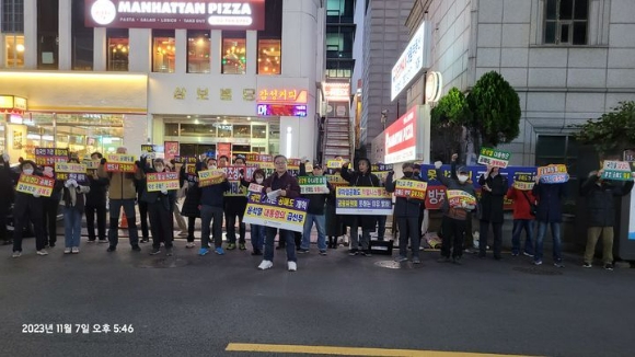 한국주식투자자연합회와 개인투자자들이 지난 7일 오후 서울 여의도 국민의힘 당사 앞에서 '모든 공매도 금지 촉구 촛불집회'를 진행하고 있다. /사진=한국주식투자자연합회