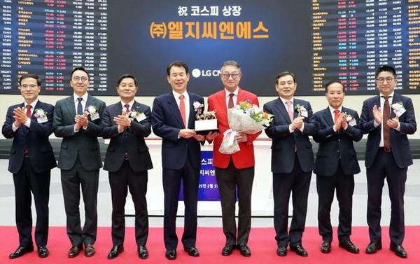 5일 현신균 대표이사(왼쪽 5번째) 등이 참석한 가운데, ‘LG CNS’ 상장 기념식이 한국거래소 서울 사옥 홍보관에서 열렸다. /사진=한국거래소