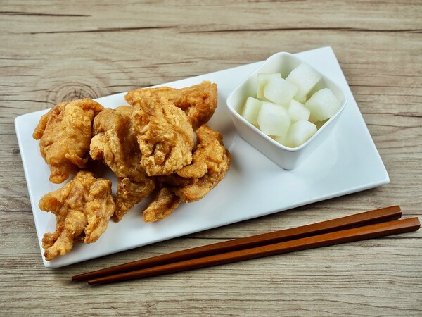 국민 대표 먹을거리인 치킨에 ‘중량 표시제’가 도입되면서 관련주에 어떤 영향을 미칠지 주목된다. /사진=클립아트코리아