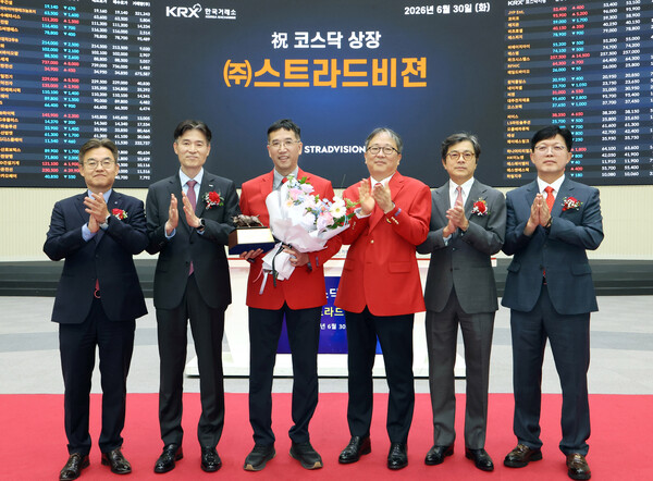 30일 ‘스트라드비젼’의 코스닥 상장기념식에서 김준환 스트라드비젼 대표이사(왼쪽 3번째)와 전봉진 스트라드비젼 연구소장(왼쪽 4번째) 등 참석자들이 기념촬영을 하고 있다. /사진=한국거래소