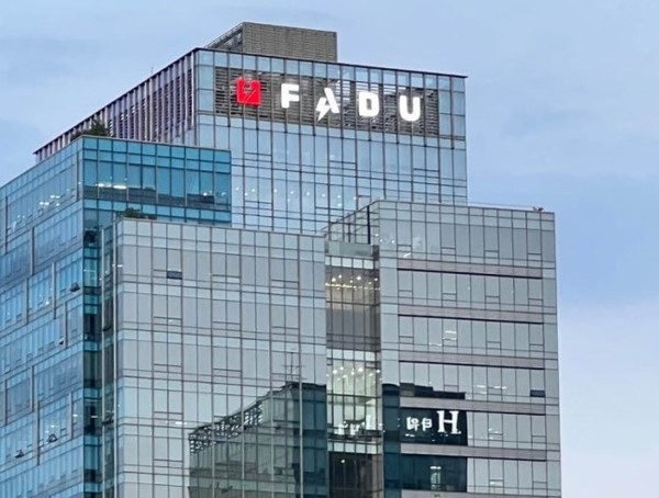 자본시장 당국이 기업공개(IPO) 시장의 고질적인 공모가 고평가와 상장 직후 매도 물량 쏠림을 완화하기 위해 나섰다. 사진은 2023년 상장 당시 ‘뻥튀기 상장’ 논란이 불거졌던 반도체 팹리스 기업 파두가 입주한 서울 논현동 ‘더피나클강남’. /사진=파두